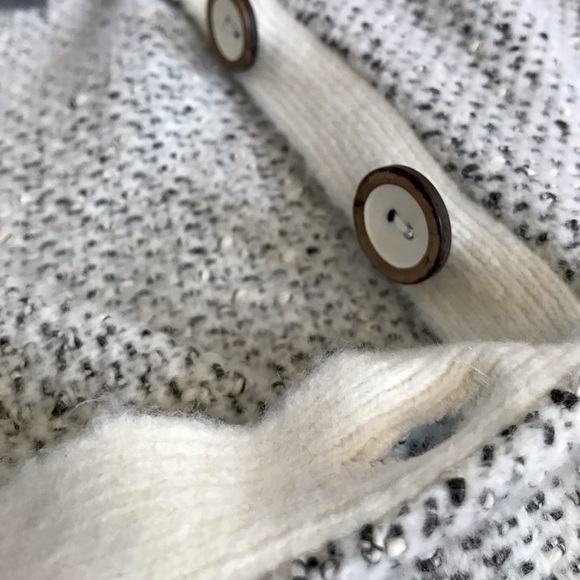 Black & white button sweater - Picture 8 of 8